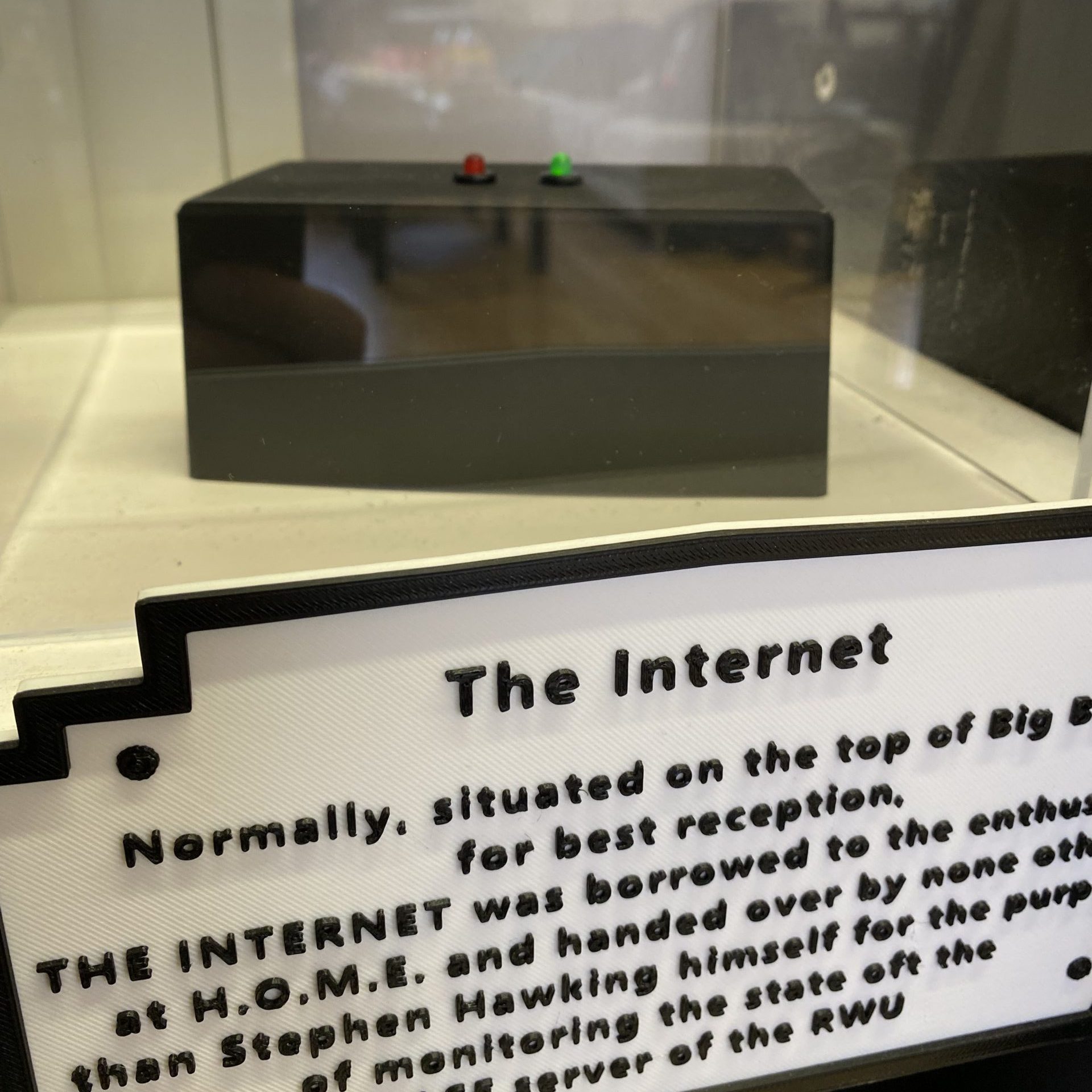 Das Internet als Box. Eine Referenz auf die TV-Serie "The IT Crowd".